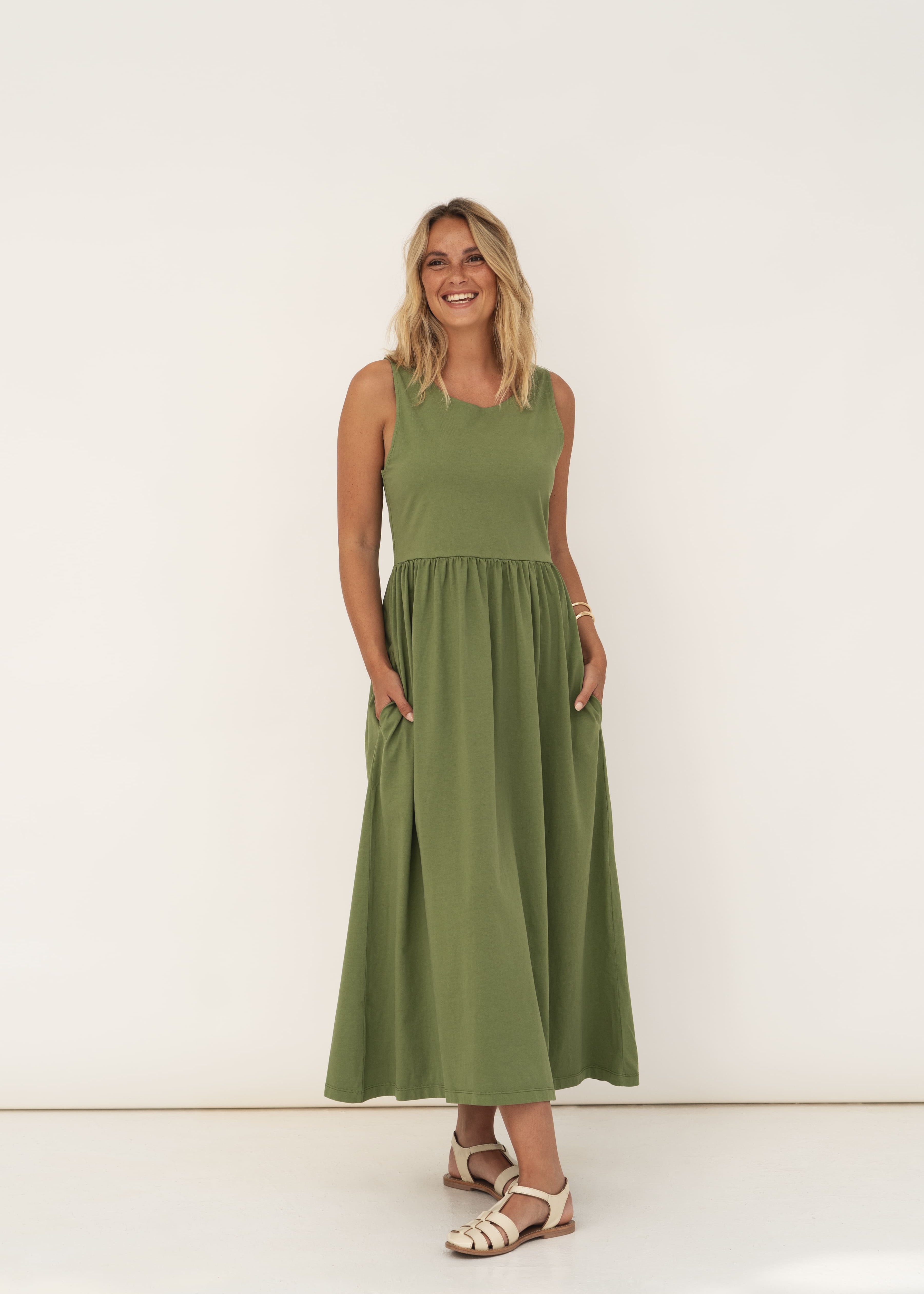NAZ Elena Jersey Kleid in Grün aus weicher Bio-Baumwolle - Vorderansicht, erhältlich bei DEST N'DUN