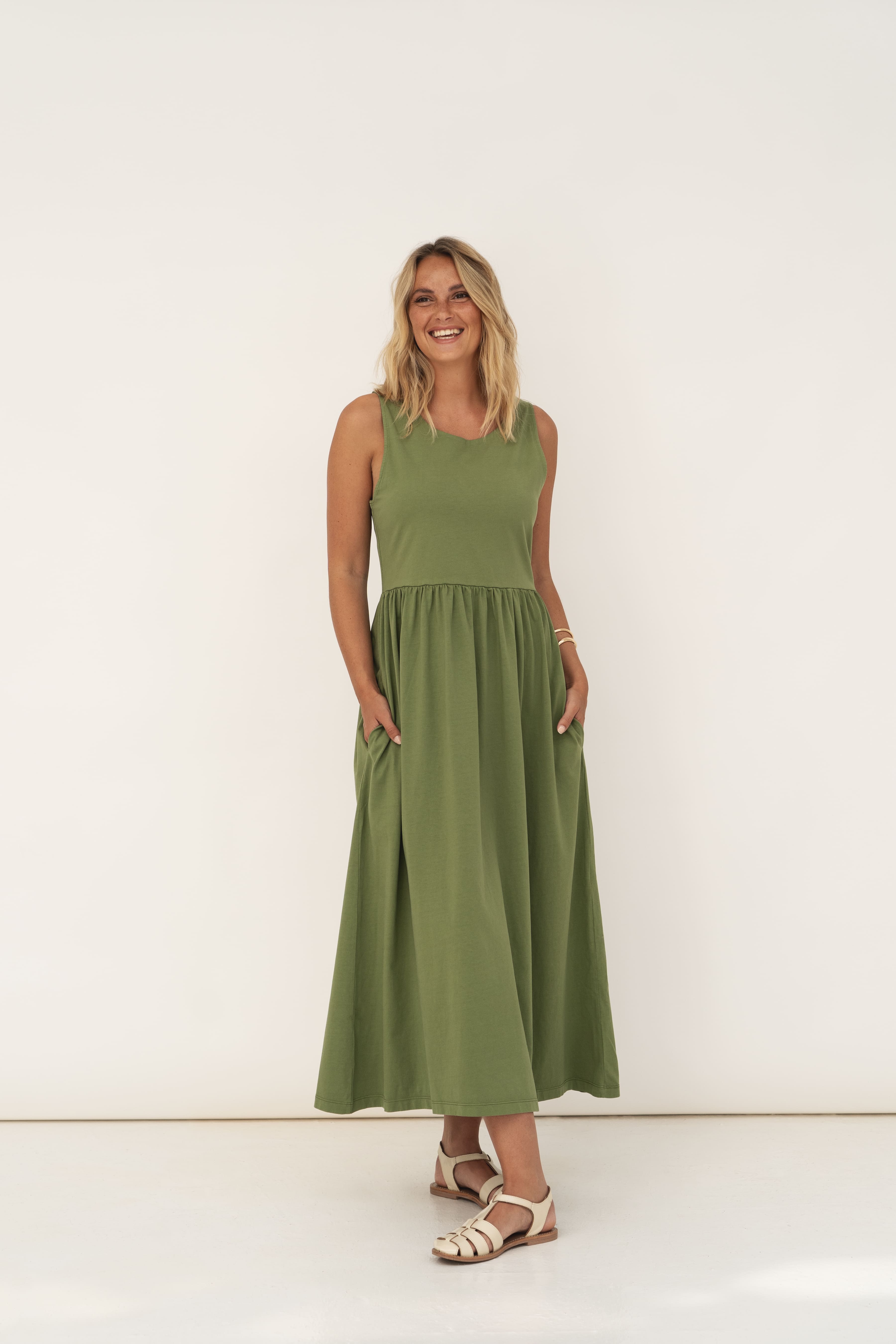 NAZ Elena Jersey Kleid in Grün aus weicher Bio-Baumwolle - Vorderansicht, erhältlich bei DEST N'DUN