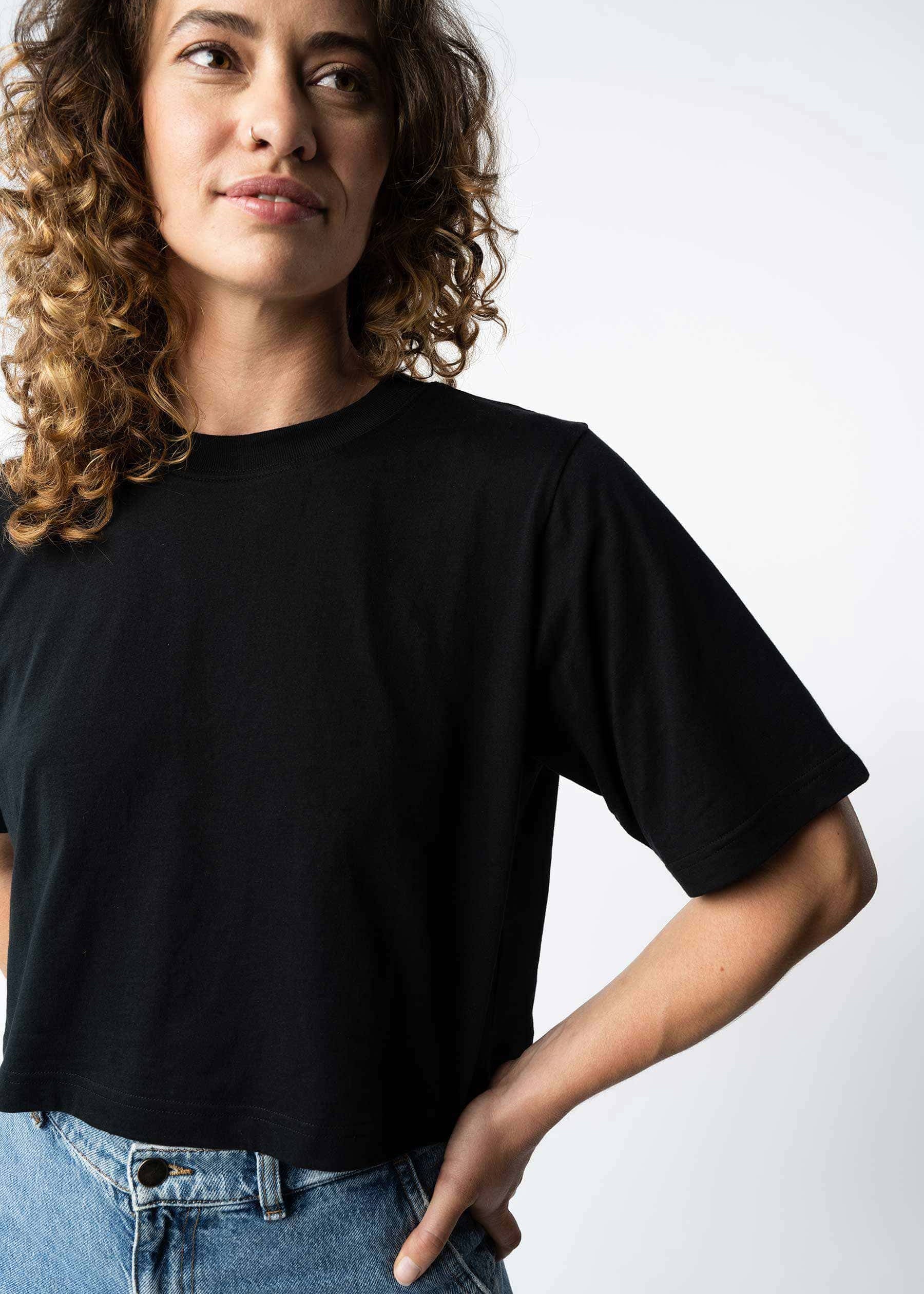 Cropped T-Shirt DESNA - Schwarz